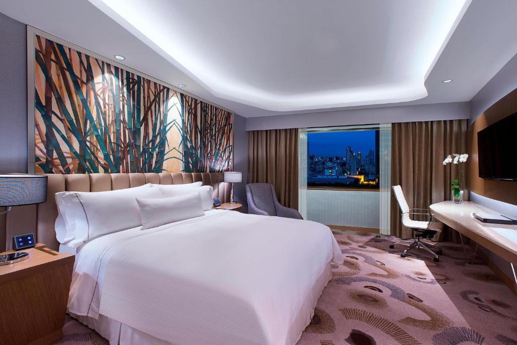 Luxury hotel near Sukhumvit nightlife in Bangkok