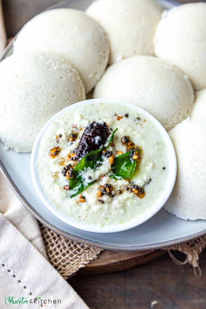 Steamed idlis with coconut chutney