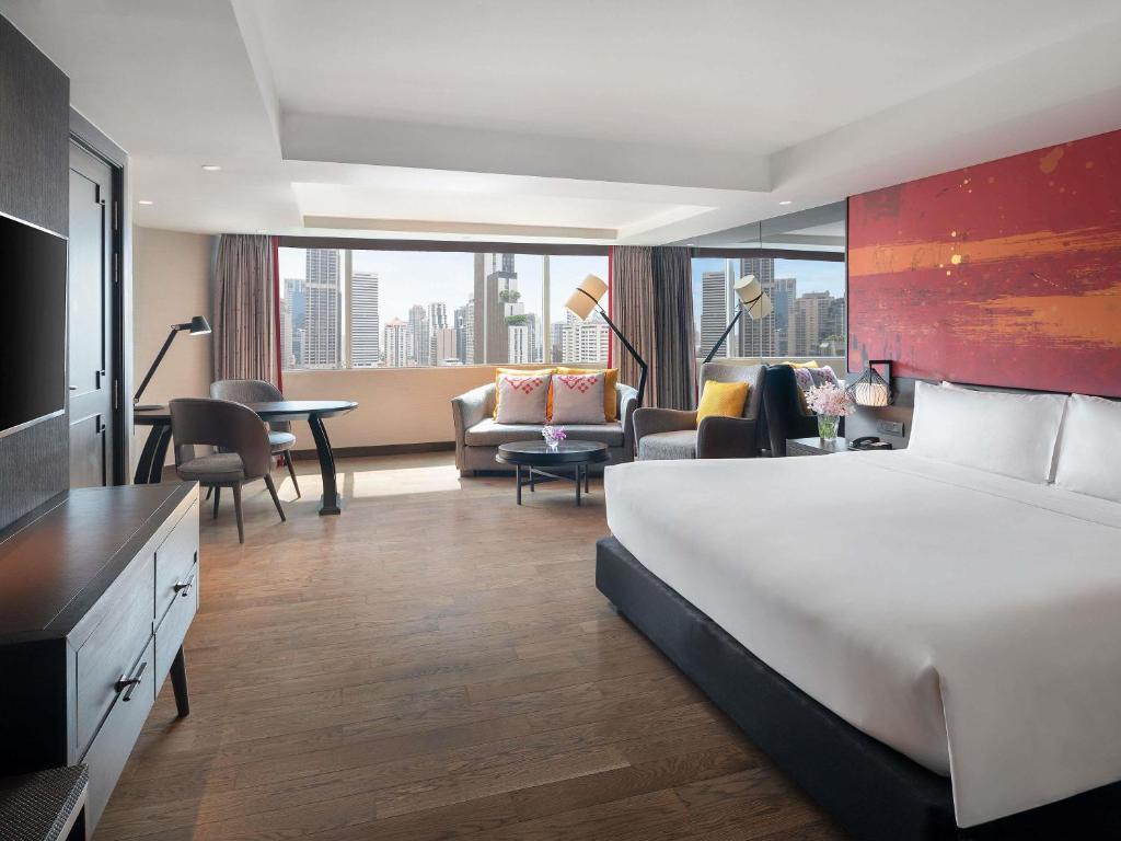 Riverside hotel with family swimming pool in Bangkok