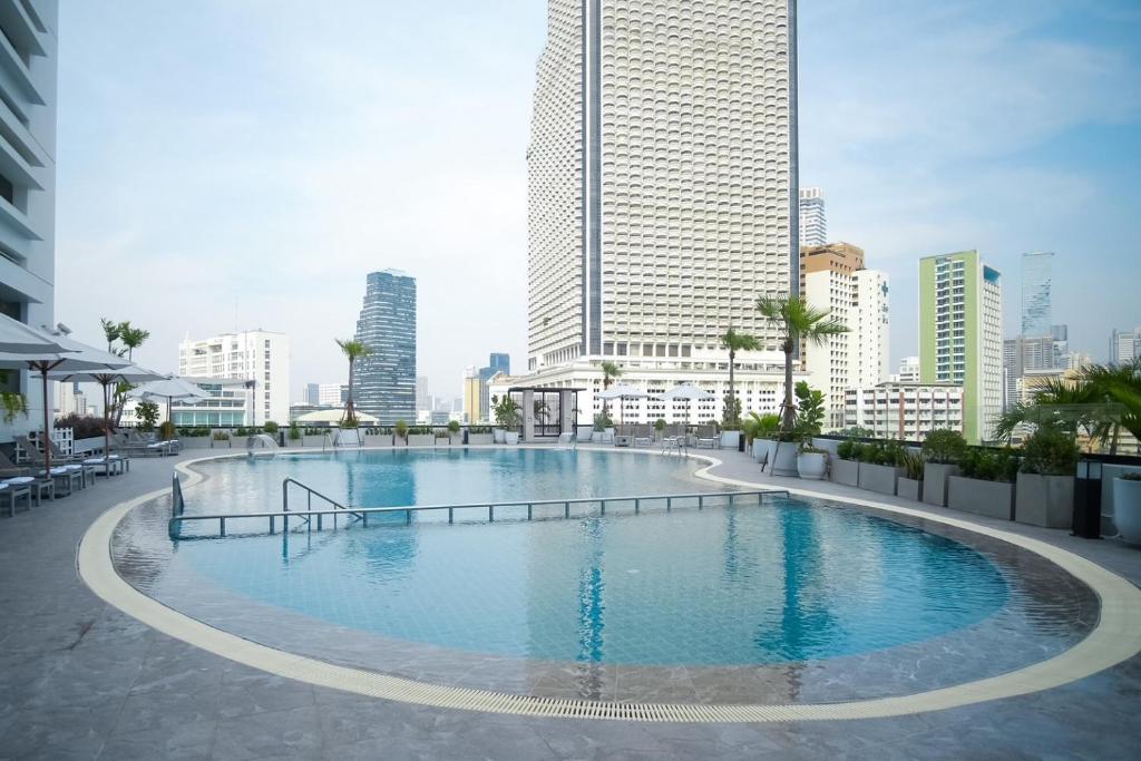 Riverside hotel with family swimming pool in Bangkok