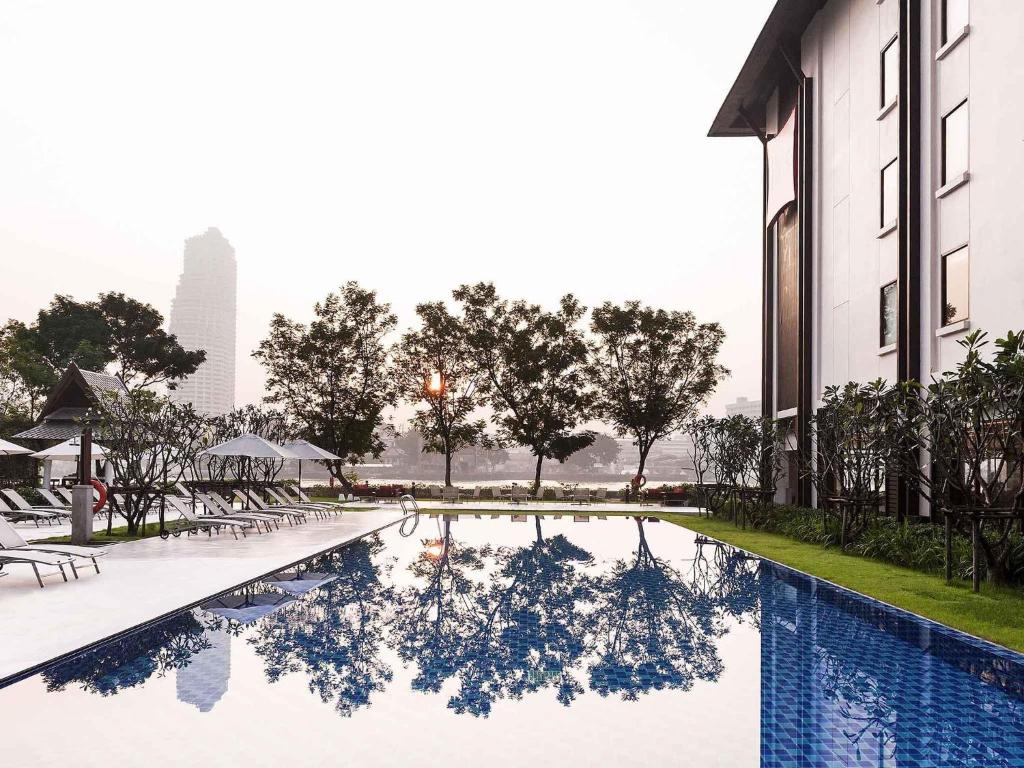 Riverside hotel with family swimming pool in Bangkok