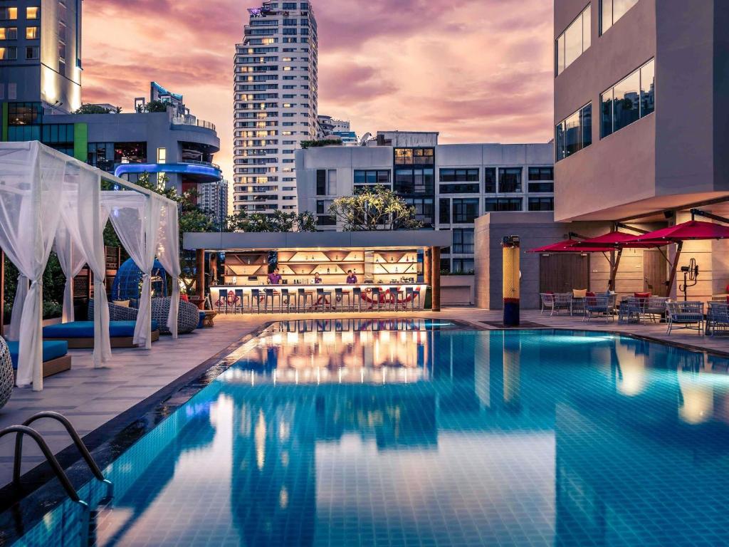 Riverside hotel with family swimming pool in Bangkok