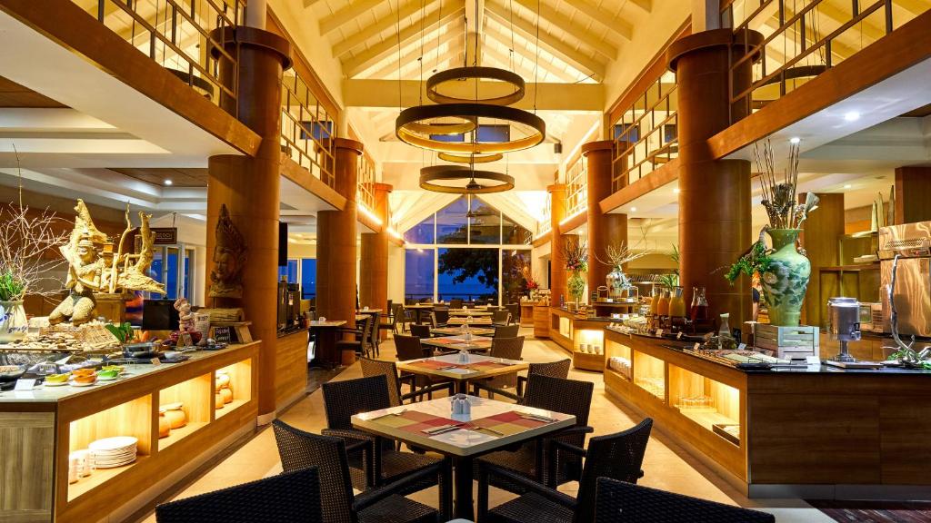 Couple enjoying beachfront dinner in Phuket