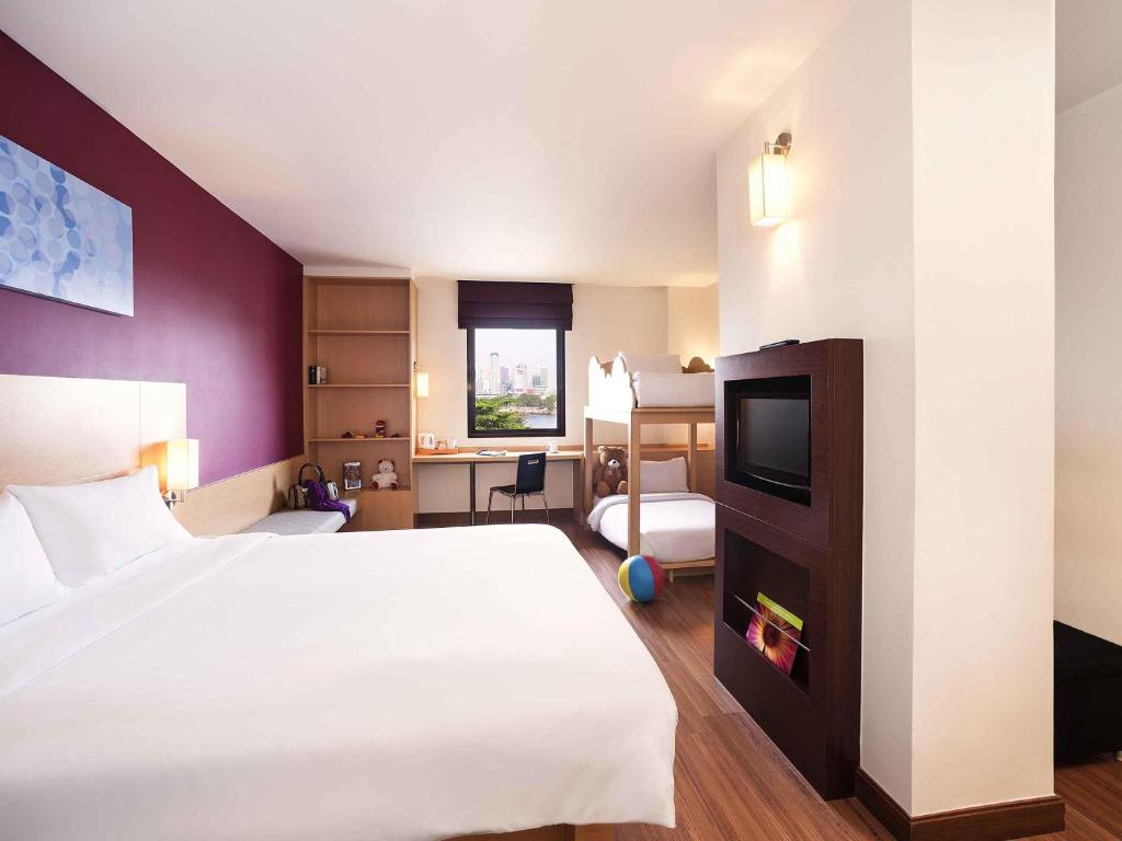 Riverside hotel with family swimming pool in Bangkok