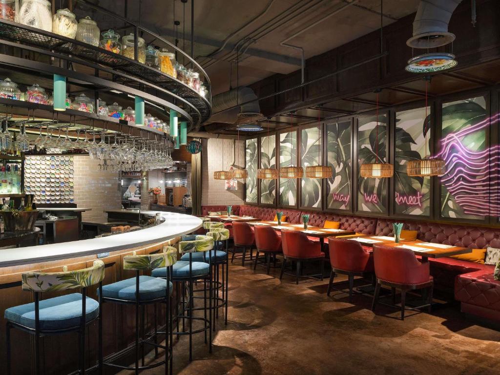 Riverside hotel with family swimming pool in Bangkok