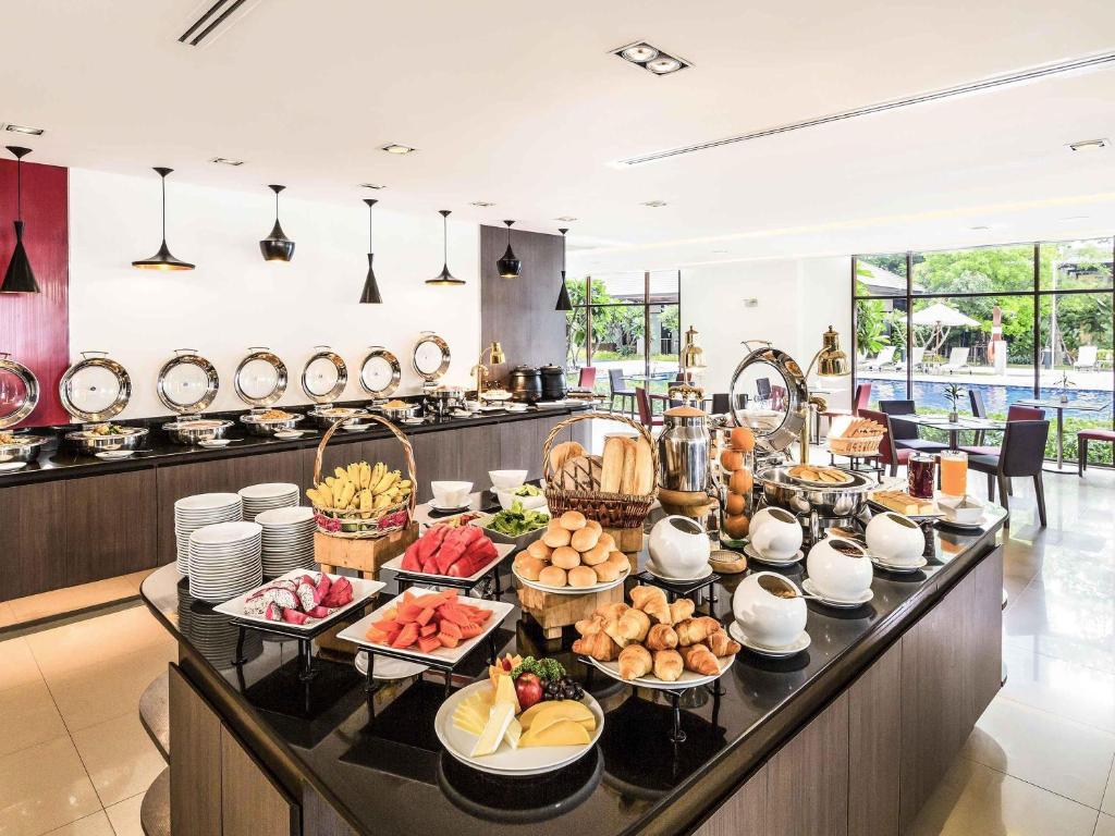 Riverside hotel with family swimming pool in Bangkok