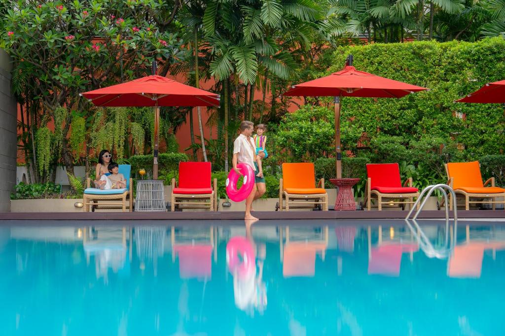 Riverside hotel with family swimming pool in Bangkok